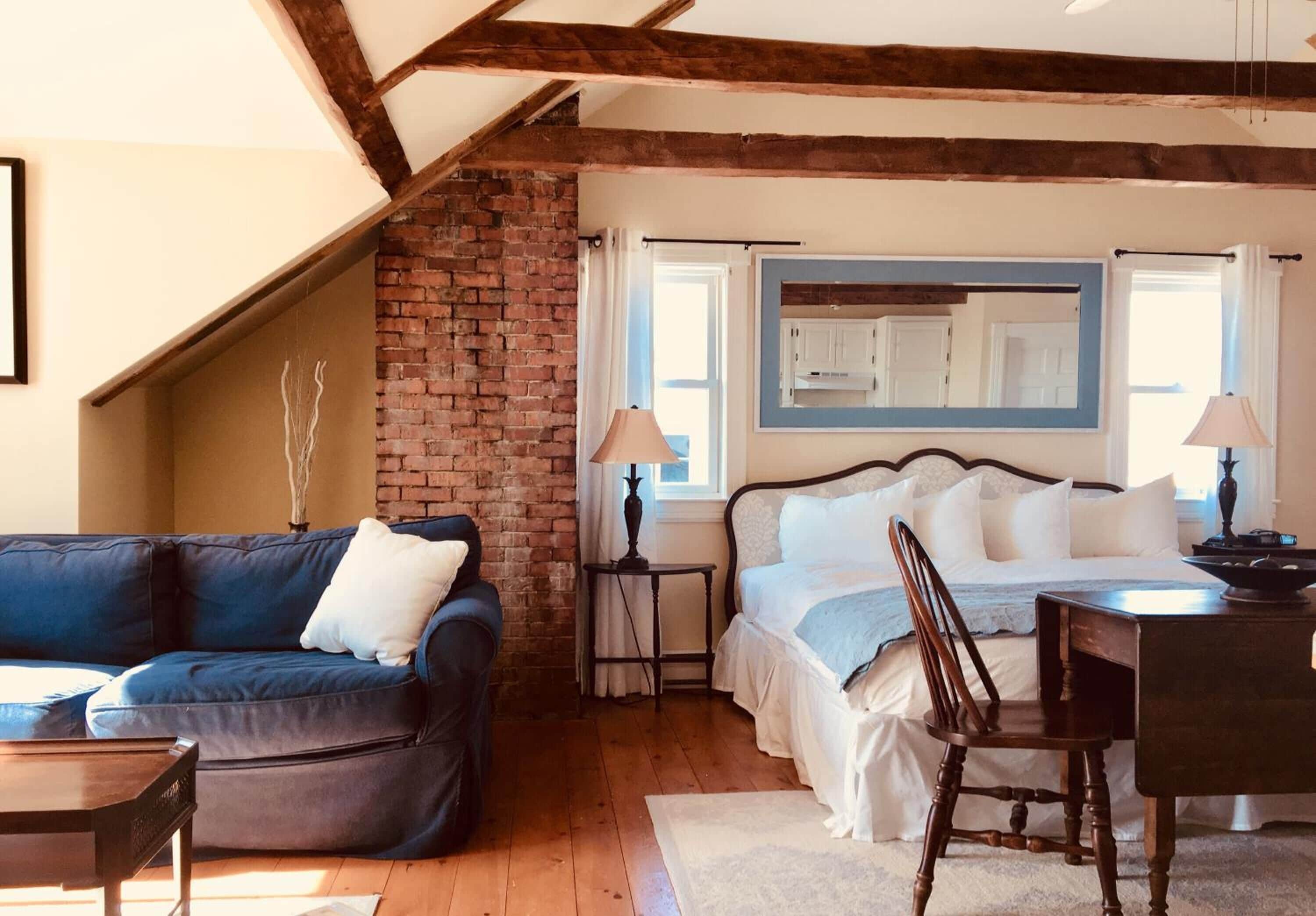 고급 침구, 각각 다른 스타일의 인테리어, 각각 다르게 가구 비치, 암막 커튼