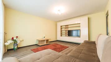 Departamento Deluxe, 2 habitaciones | Sala de estar | Televisión LCD de 80 cm con canales por cable y televisión