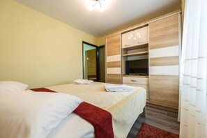 Individually decorated, individually furnished, desk, blackout curtains - Apartament Carol Davila (Pitesti)