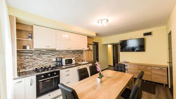 Deluxe Apartment, 2 Bedrooms | Makan dalam bilik