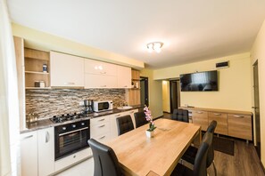 Deluxe Apartment, 2 Bedrooms | In-room dining - Apartament Carol Davila (Pitesti)