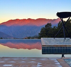 Outdoor pool, pool umbrellas, pool loungers - L' Amandier Hotel & Villas (Ouirgane)