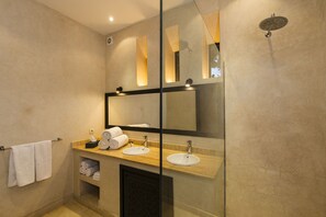 Double Room Single Use | Bathroom | Deep-soaking bathtub, free toiletries, hair dryer, towels - L' Amandier Hotel & Villas (Ouirgane)