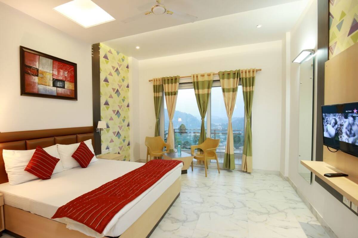 Family Suite, 1 King Bed with Sofa bed, Garden View | Rollaway beds