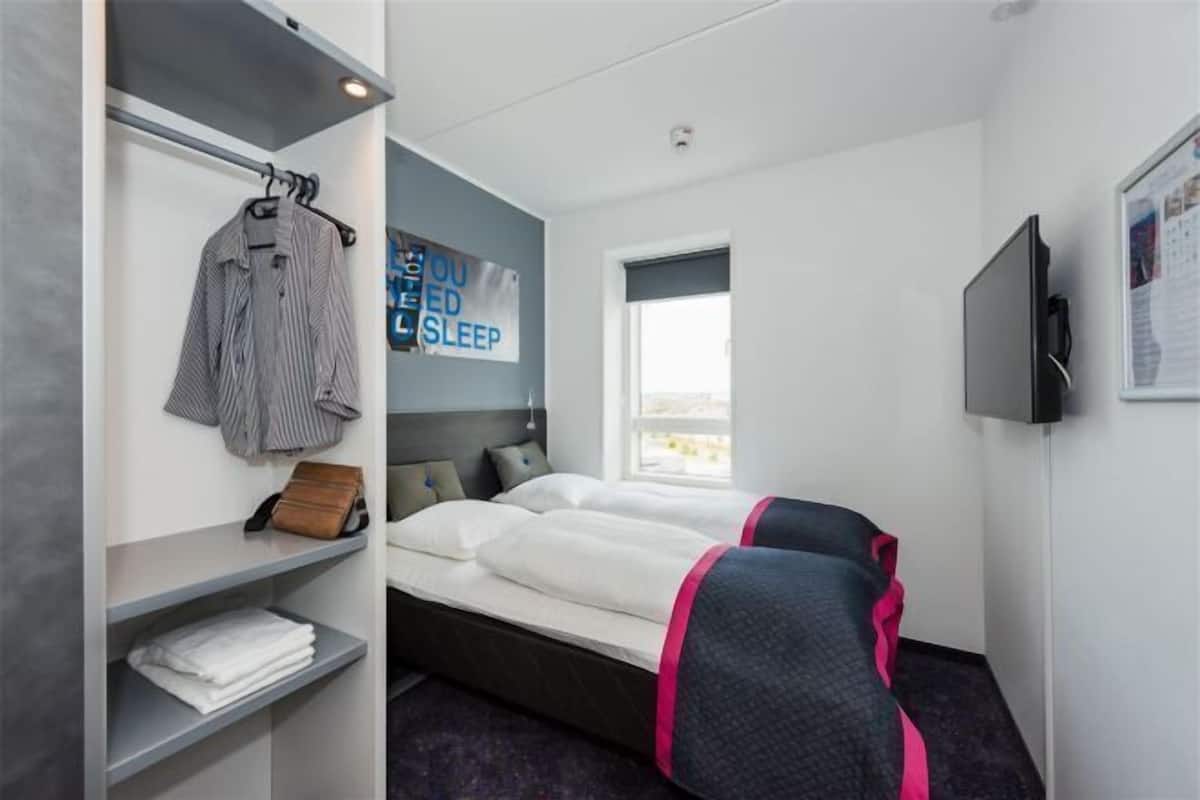 Desk, free WiFi, bed sheets