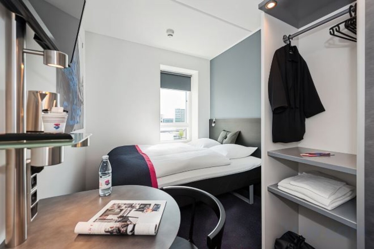 Escritorio, wifi gratis, ropa de cama
