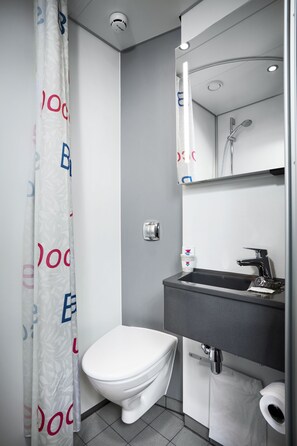 Shower, towels, soap, shampoo - CABINN Copenhagen (Copenhagen)