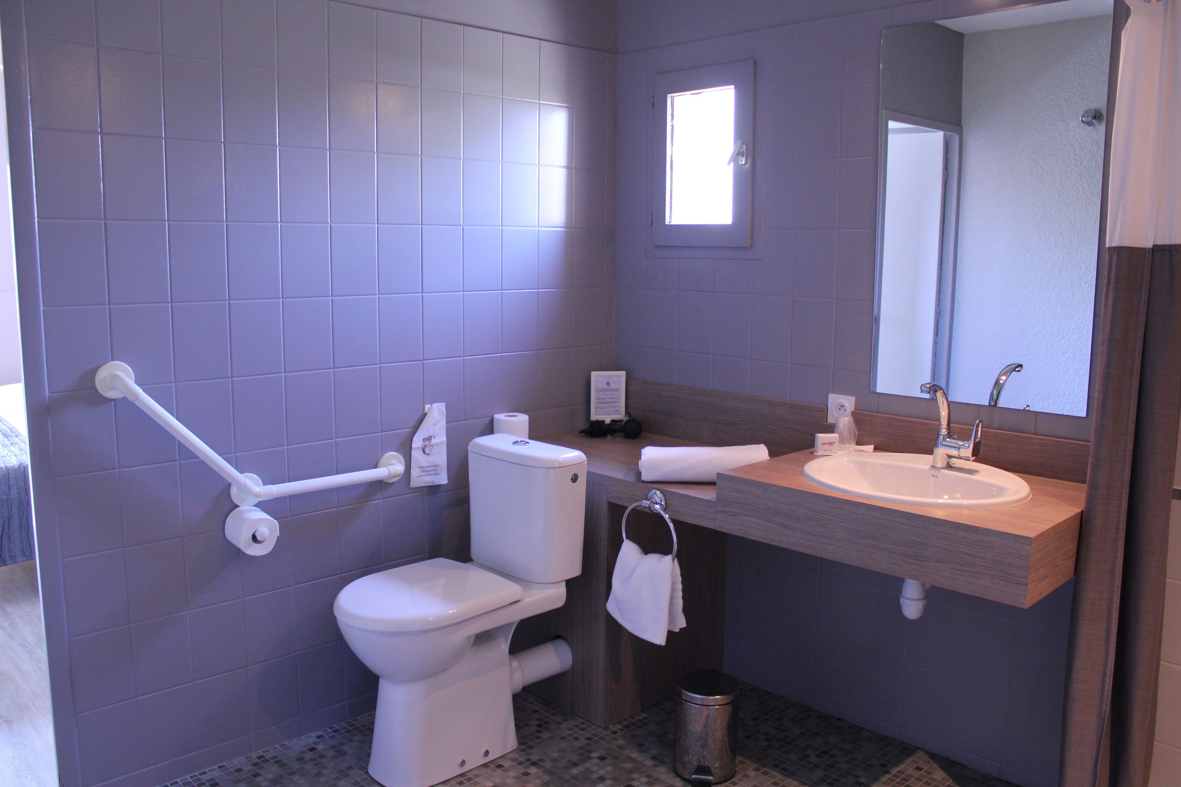 room, accessible, non smoking | bathroom | hair dryer, towels