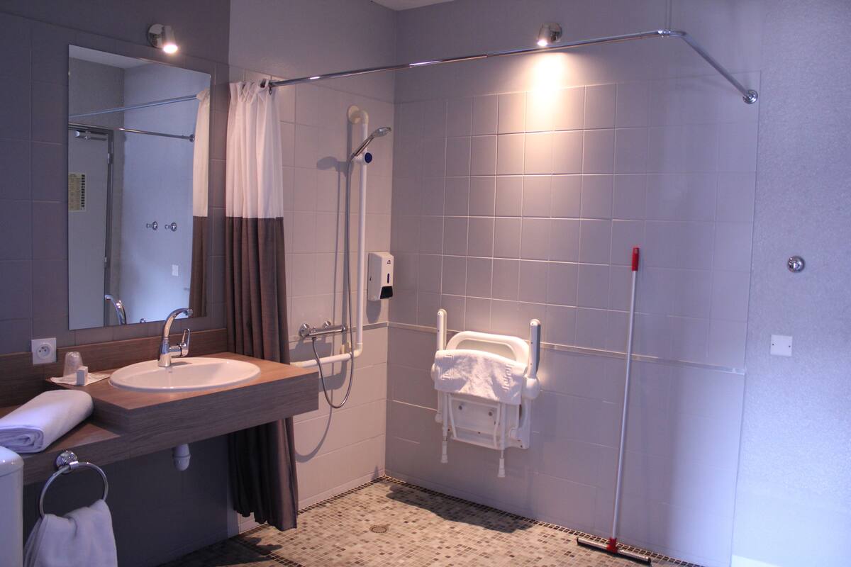 room, accessible, non smoking | bathroom | hair dryer, towels