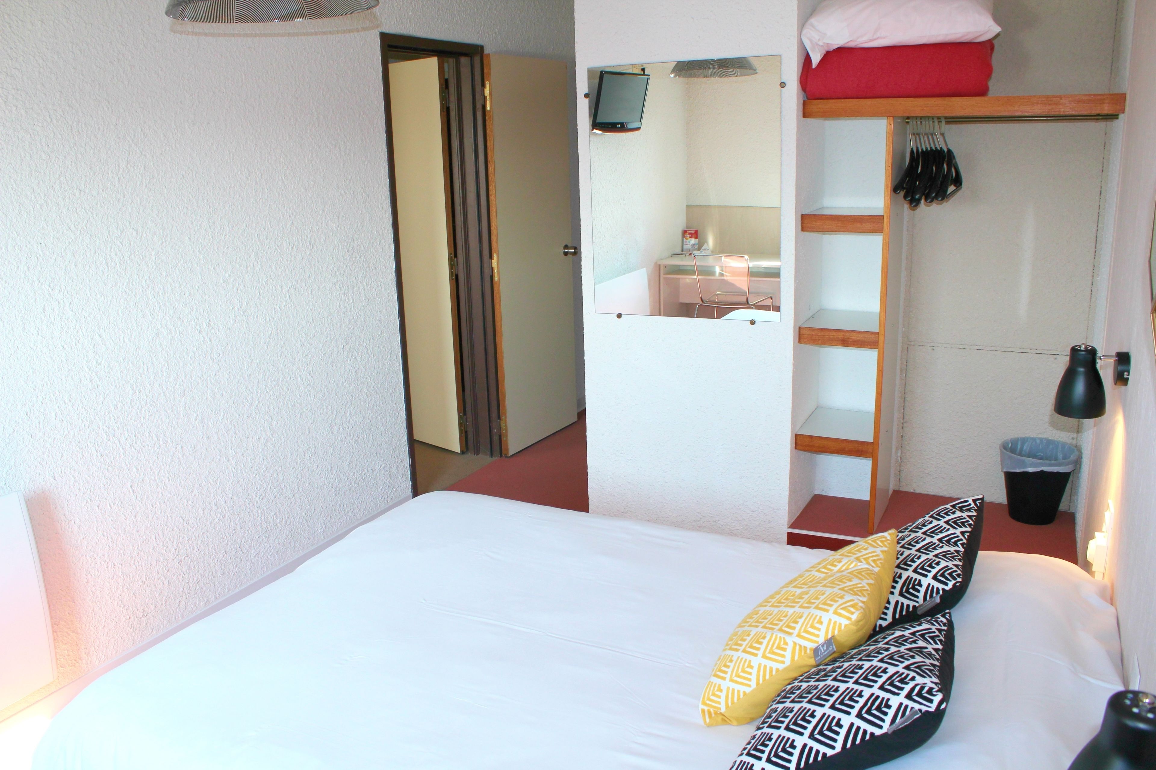 family room, non smoking | individually decorated, individually furnished, desk, soundproofing