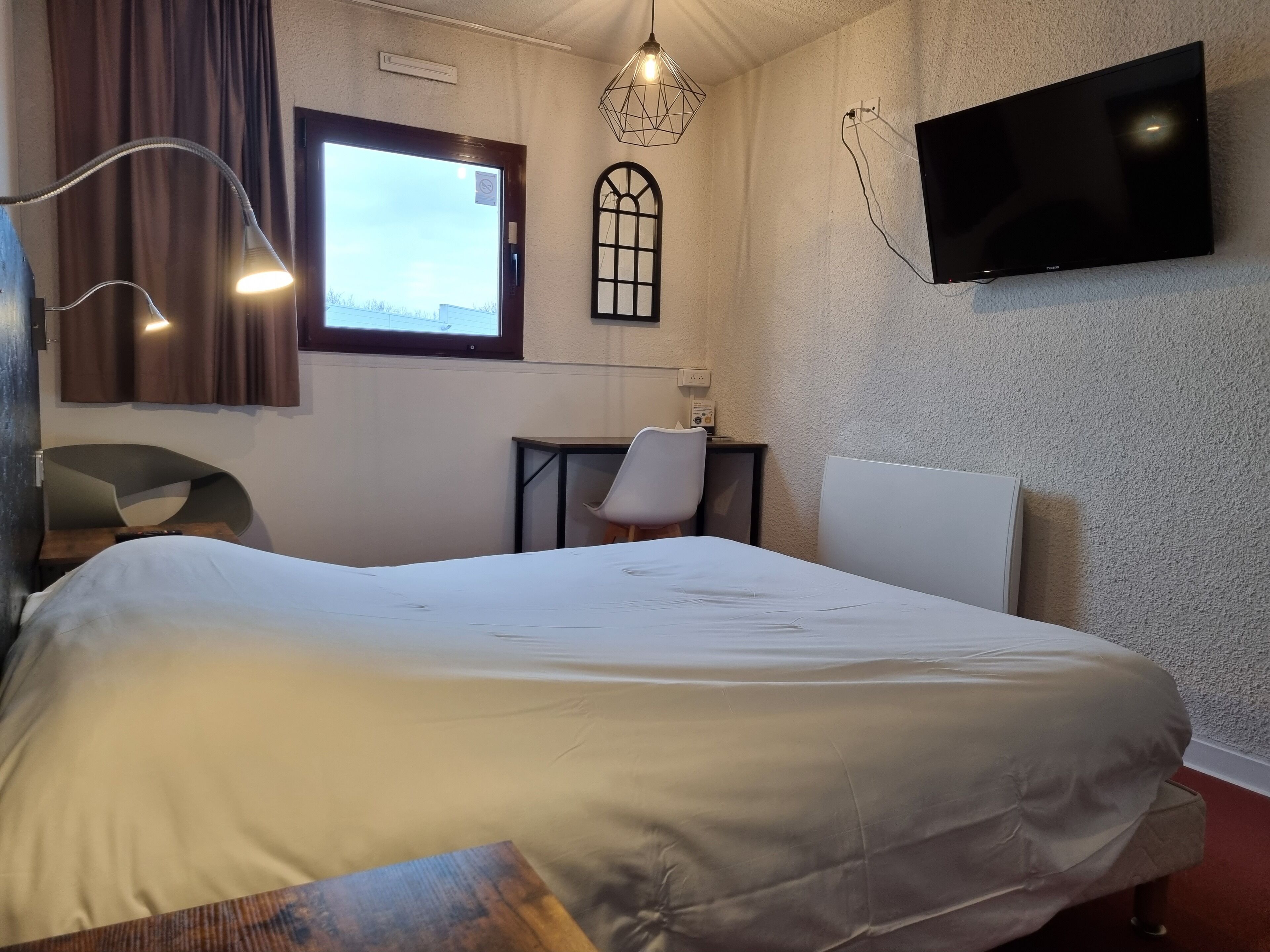 individually decorated, individually furnished, desk, soundproofing