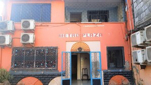 A building with a sign reading "METRO PLAZA". - Hexa Metro Plaza (Mumbai)