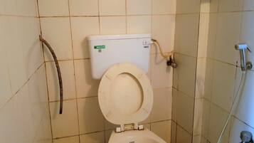 Shower, free toiletries, towels