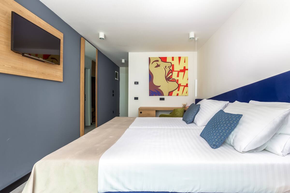 In-room safe, desk, WiFi (free), bed sheets