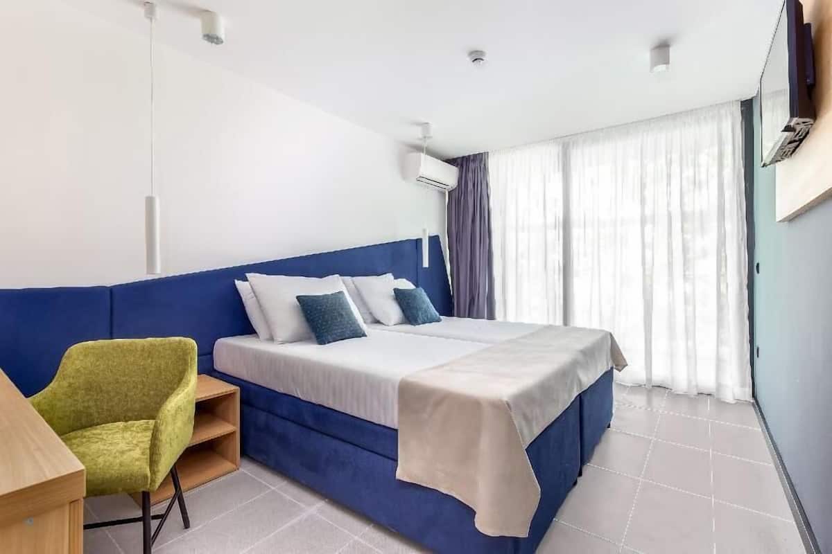 In-room safe, desk, WiFi (free), bed sheets