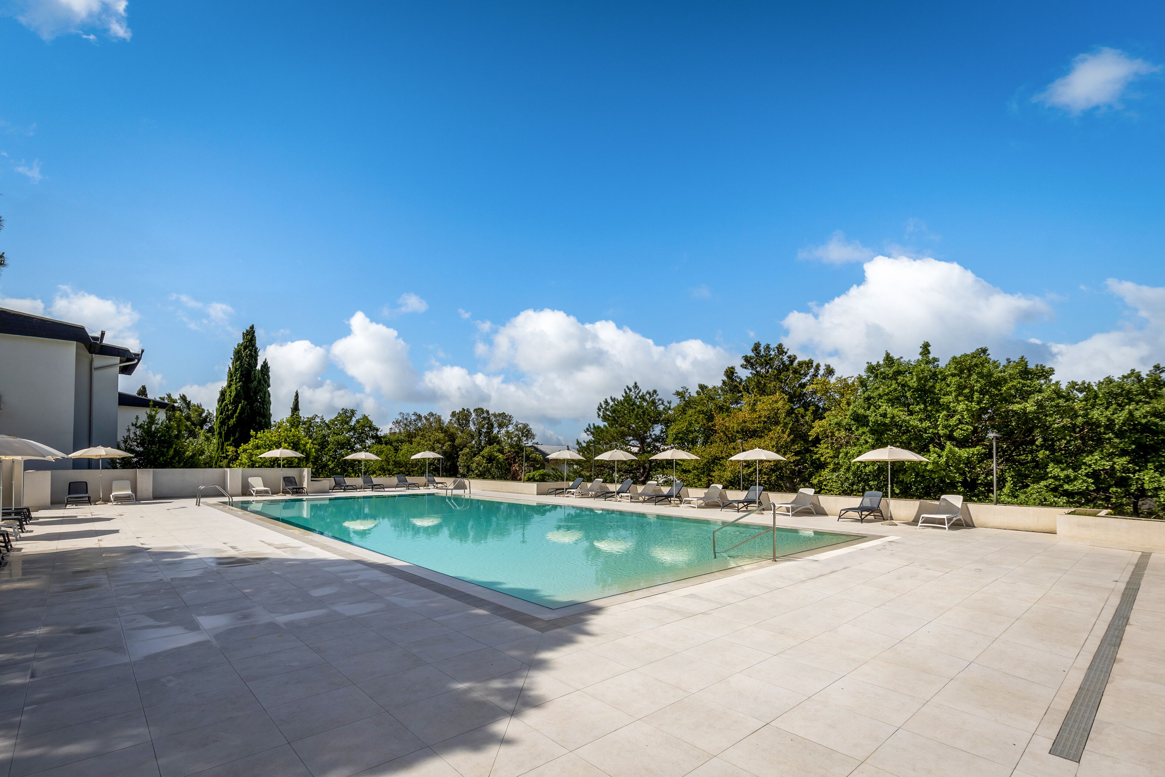 Outdoor pool, pool umbrellas, sun loungers