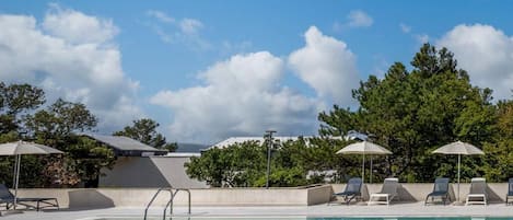 Piscine extérieure, parasols de plage, chaises longues