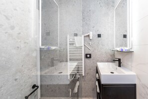 Standard Twin Room | Bathroom | Shower, hair dryer, towels, soap