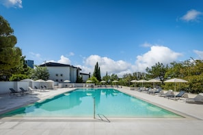 Ulkouima-allas, aurinkovarjoja, aurinkotuoleja