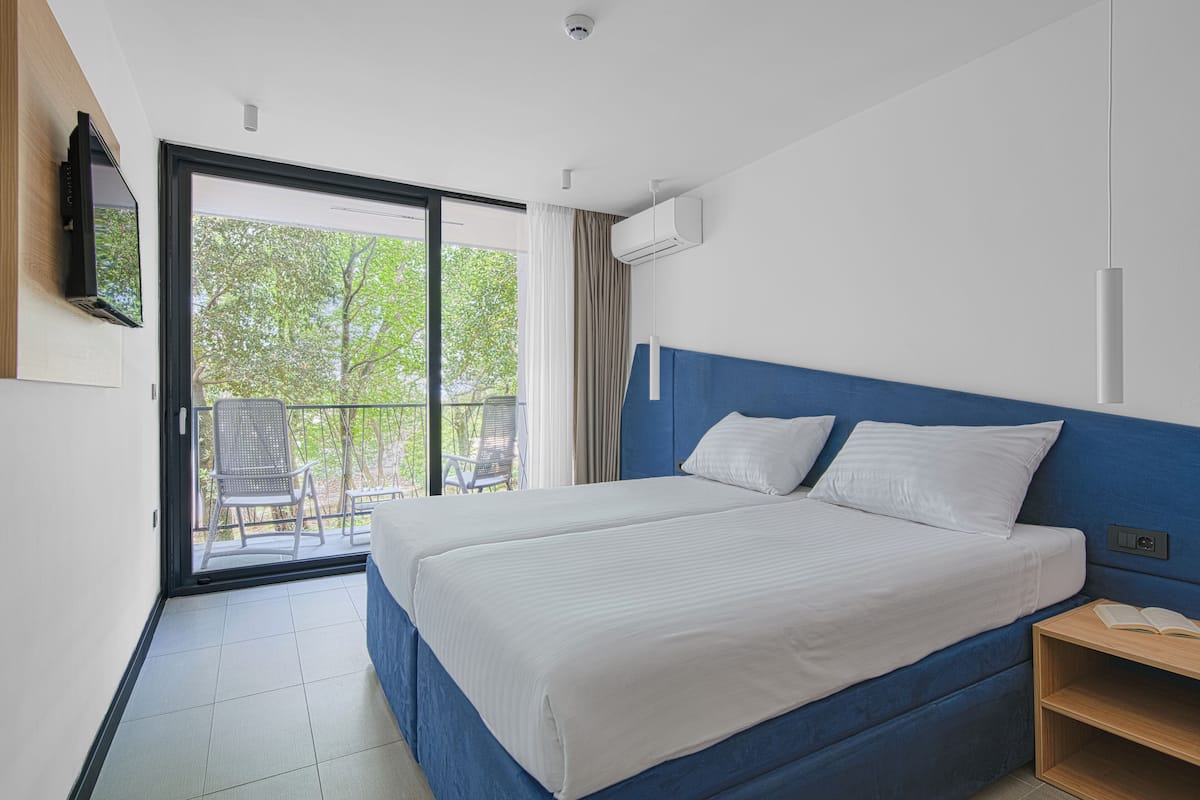 Double Room with 2 extra pull-out beds, Sea Side, Balcony | Een kluis op de kamer, een bureau, gratis wifi, beddengoed