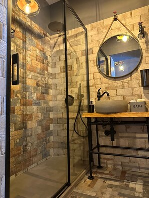 Design Room | Bathroom | Shower, rainfall showerhead, free toiletries, hair dryer - B&b Pantarei Napoli (Naples)