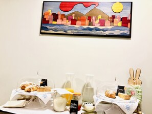 Sudah termasuk sarapan ala kontinental setiap hari