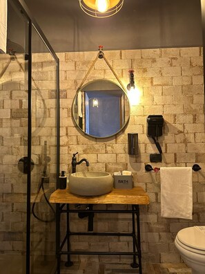 Design-værelse | Badeværelse | Bruser, brusehoved med spredningseffekt, gratis toiletartikler
