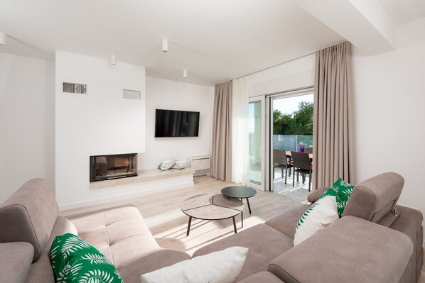 Apartment, 2 Bedrooms (4) | Living area | Flat-screen TV