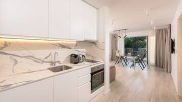 Appartement, 2 chambres (3) | Cuisine privée | Réfrigérateur, four, plaque de cuisson, bouilloire électrique