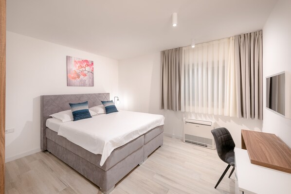 Premium bedding, laptop workspace, blackout curtains - Villa 01 Apartments (Baska Voda)