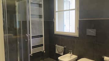 Asciugacapelli, asciugamani, sapone, shampoo