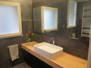 ヘアドライヤー、タオル、石鹸、シャンプー