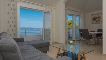 Departamento, vista al mar (1) | Área de sala de estar | Televisión de pantalla plana