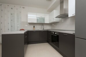 Apartment, Sea View (2) | Private kitchen | Full-size fridge, oven, stovetop, coffee/tea maker - Apartments Mladen (Podgora)