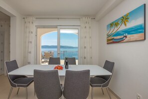 Apartment, Meerblick (3) | Essbereich im Zimmer