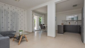Un appartement moderne comprenant un salon, un coin repas et une cuisine.