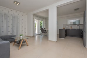 Apartment, Sea View (3) | Living area | Flat-screen TV - Apartments Mladen (Podgora)