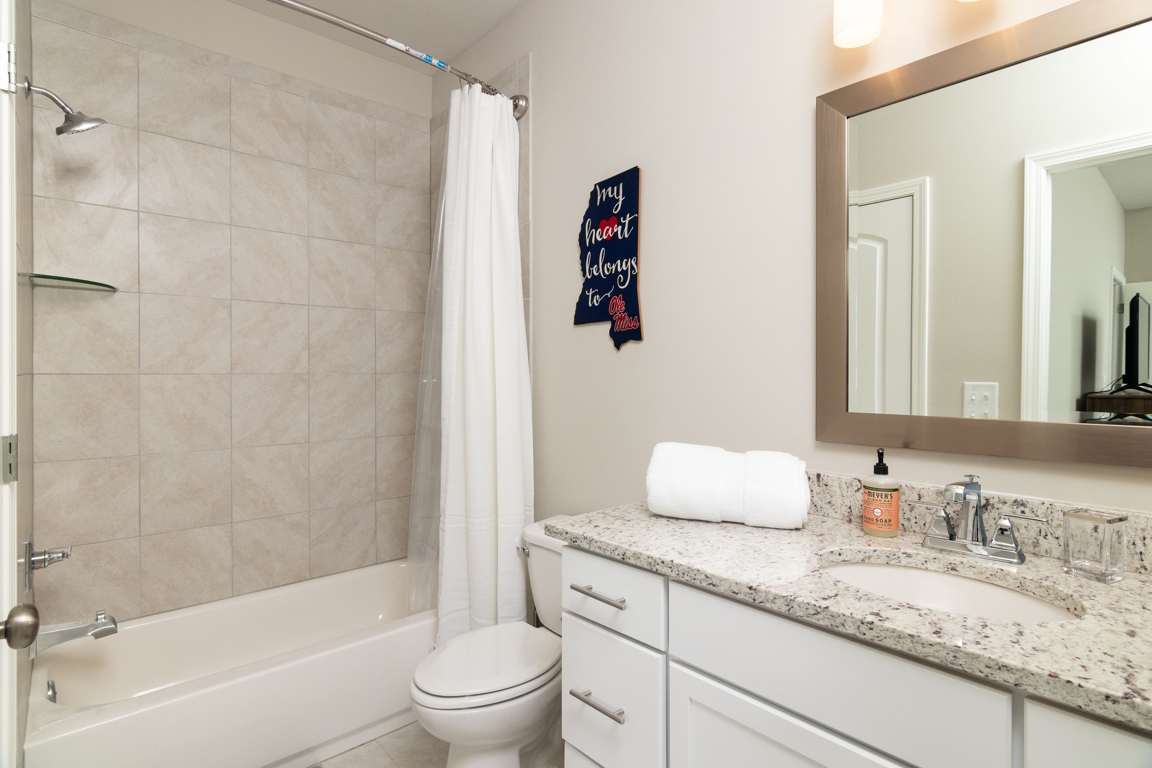Une salle de bain avec une baignoire, des toilettes et un lavabo.