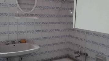 Apartemen, 3 kamar tidur | Kamar mandi | Bathtub besar dan handuk