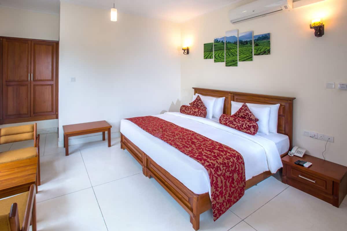 In-room safe, soundproofing, free WiFi, bed sheets