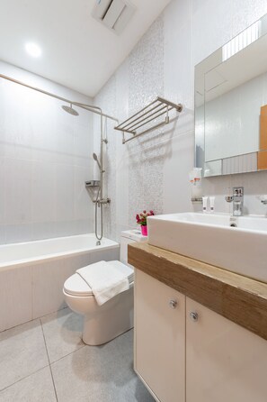 Family Suite, 2 Queen Beds | Bathroom | Shower, bidet, towels