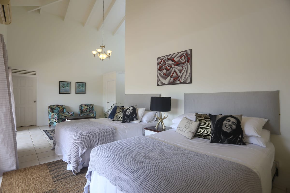 Deluxe kamer, 2 queensize bedden, uitzicht op tuin | Luxe beddengoed, pillowtop-bedden, een minibar, een kluis op de kamer