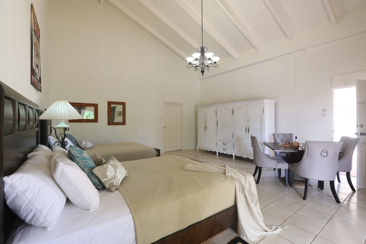 Familiekamer, meerdere bedden, gedeeltelijk uitzicht op oceaan | Luxe beddengoed, pillowtop-bedden, een minibar, een kluis op de kamer