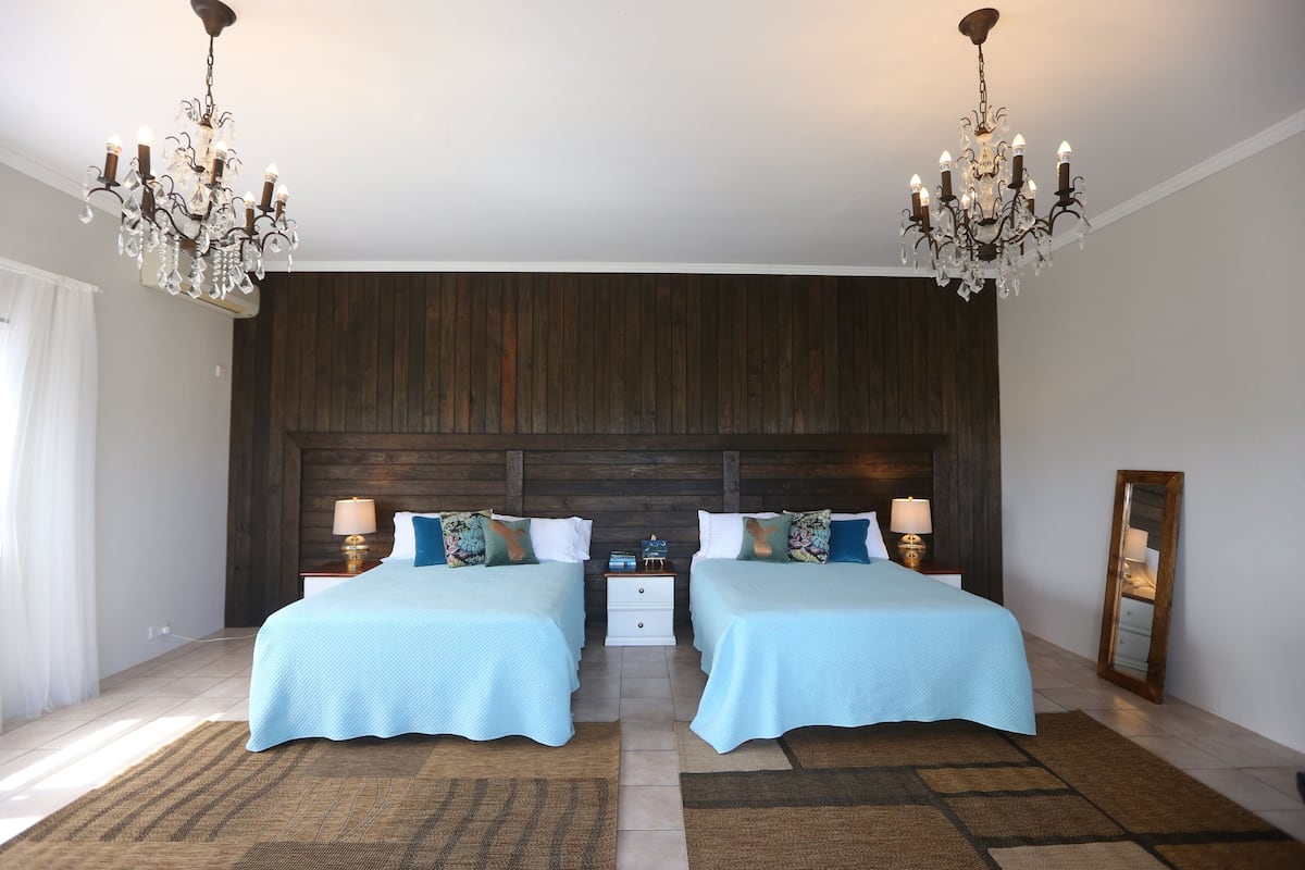 Premium kamer, 2 queensize bedden, uitzicht op oceaan | Luxe beddengoed, pillowtop-bedden, een minibar, een kluis op de kamer