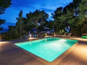 Piscine extérieure, parasols de plage, chaises longues