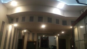 A reception area with a curved ceiling and recessed lighting. - Hotel San Giorgio (Alassio)