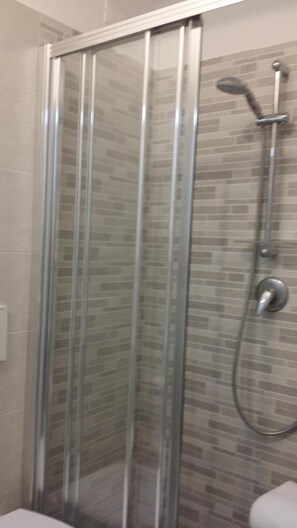 Shower, rainfall showerhead, free toiletries, hair dryer - Hotel San Giorgio (Alassio)