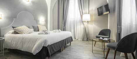 Camera doppia (Dell'Orologio) | Postazione laptop, tende oscuranti, insonorizzazione