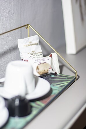 A tray with a cup and biscotti packets on a window sill. - La Lu Cozy Rooms (Pisa)