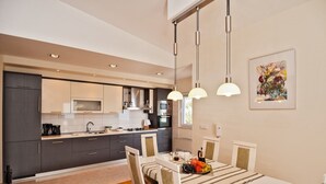 Villa, privat basseng, sjøutsikt | Eget kjøkken | Kaffetrakter/tekoker, kjøleskap, mikrobølgeovn og ovn